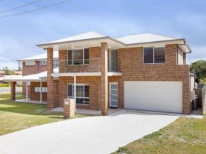 5B BENT STREET - LARGE HOUSE WITH DUCTED AIR CON, WIFI & FOXTEL, Fingal Bay
